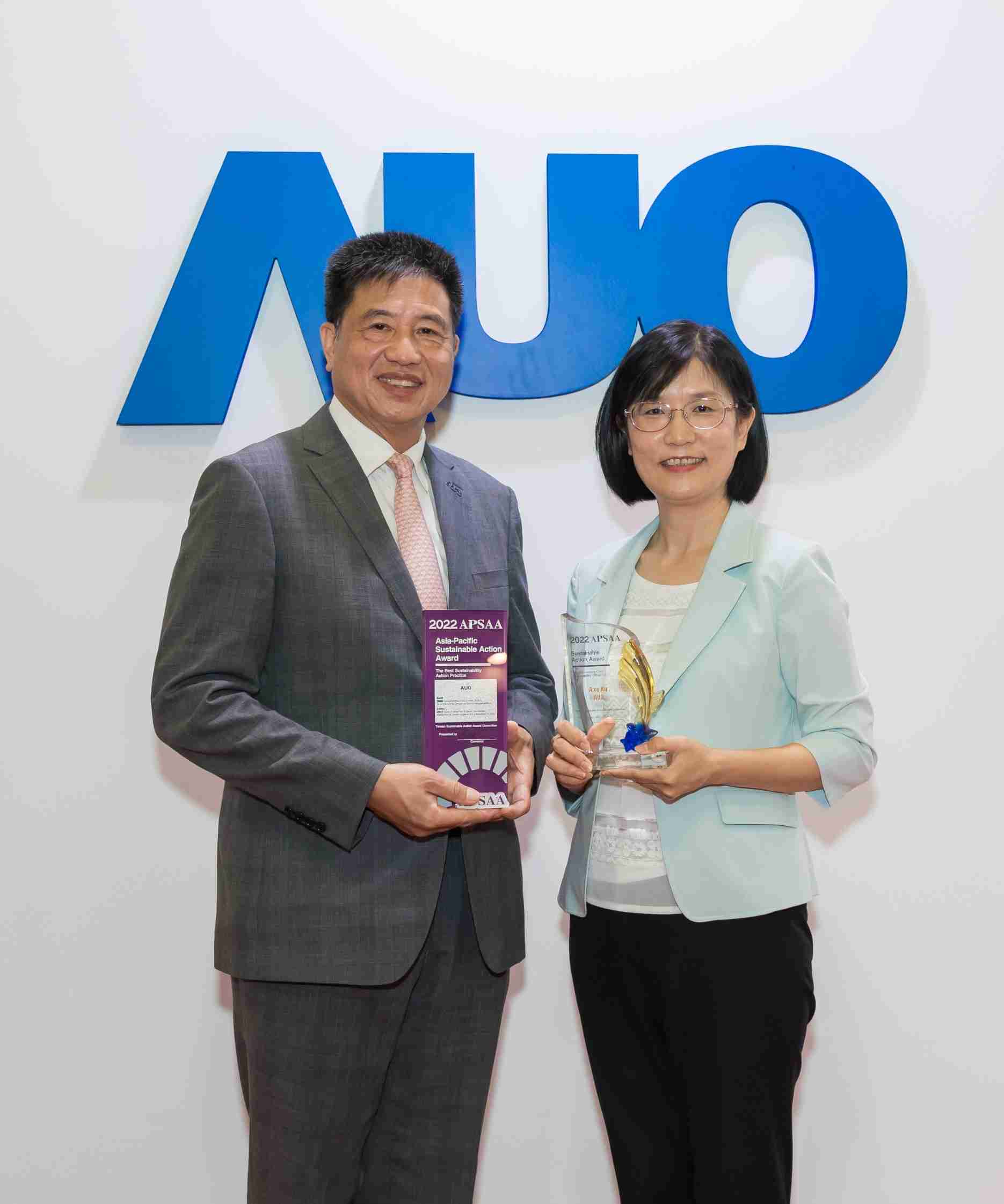 欧陆注册长期垫筑永续远景的基石，，，透过ESG暨气候委员会逐步实践永续策略蓝图。。其中，，，，欧陆注册光电永续长古秀华带领团队、、制定中长期目标，，，，缔造多面向亮眼表现，，，获得「顶尖永续长奖」的个人奖殊荣（左：欧陆注册光电董事长暨执行长彭双浪，，，，右：欧陆注册光电永续长古秀华）