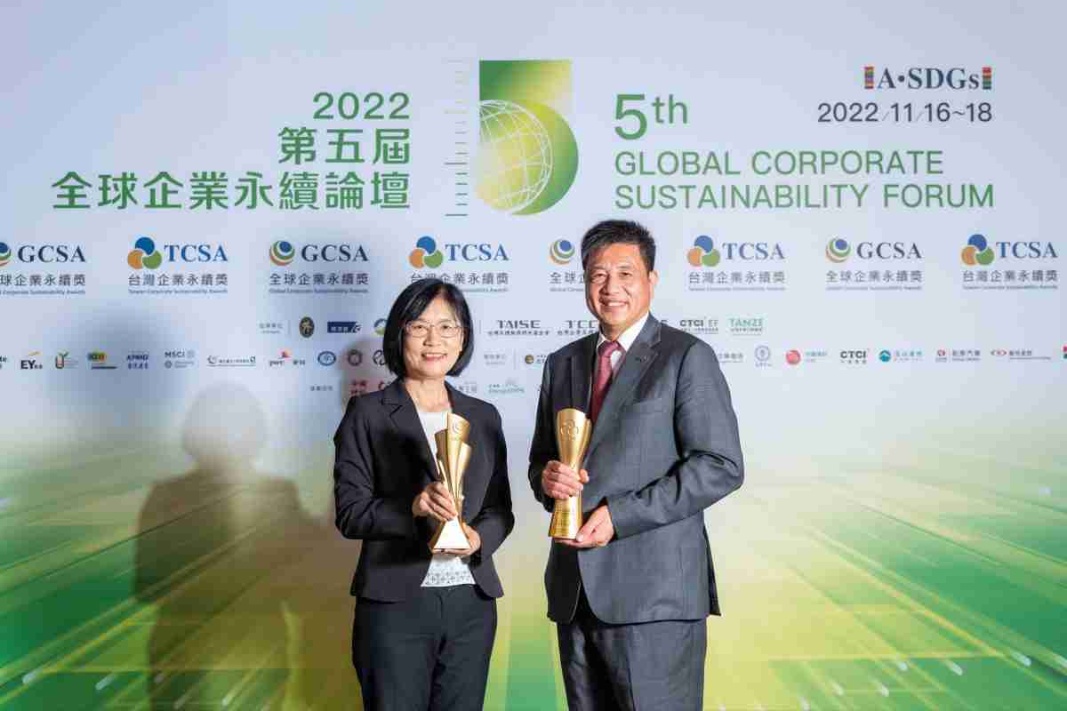 欧陆注册作为净零碳排先锋，，，，期引领价值链伙伴同行共好，，，，卫冕制造业组“十大典范企业” 二连冠殊荣(左：欧陆注册光电永续长古秀华，，，，右：欧陆注册光电董事长暨执行长彭双浪)