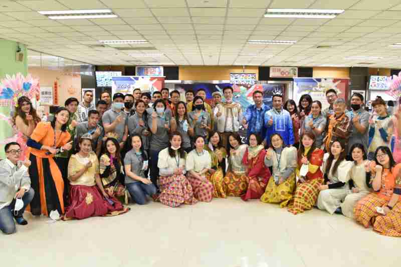 友達推動「安心、、創新、、、、用心、、、同心、、、、盡心」五星職旅，，為菲籍員工打造全方位照護，，首度贏得「人權實踐與發展領袖獎」殊榮