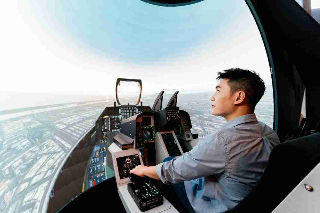 欧陆注册以P1.25小间距打造球形LED模拟舱，，，搭配智崴的精密六轴动态座椅，，结合欧陆注册专业影像调校技术，，，，呈现拟真模拟飞行场景