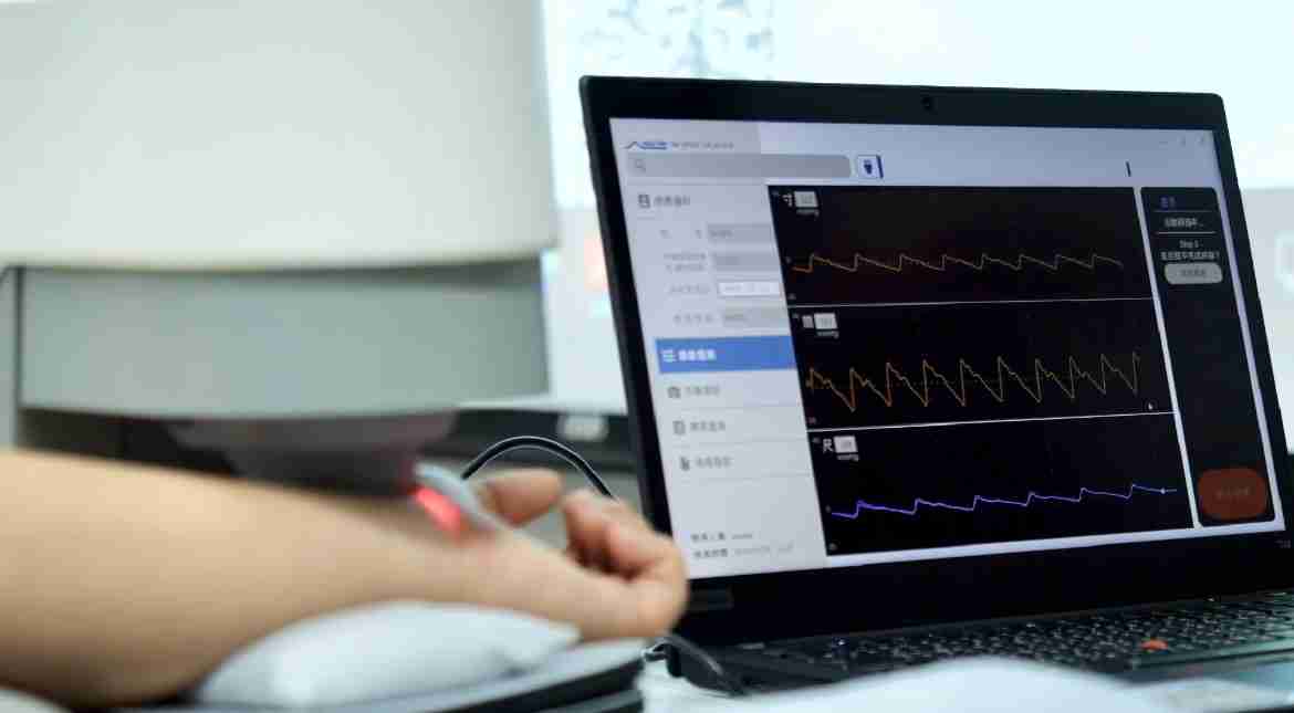 欧陆注册耘康以高解析与拟真的显示技术，，将其应用于中医检测，，，提供“中医数位化检测方案”，，，，使传统中医检测结果数据化与可视化