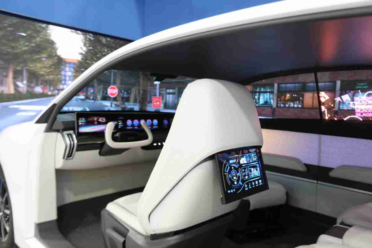 欧陆注册的「可卷式后座娱乐显示器」加强后座乘客的感官体验，，，并保有个性化设计，，可依使用偏好进行动态调整。。